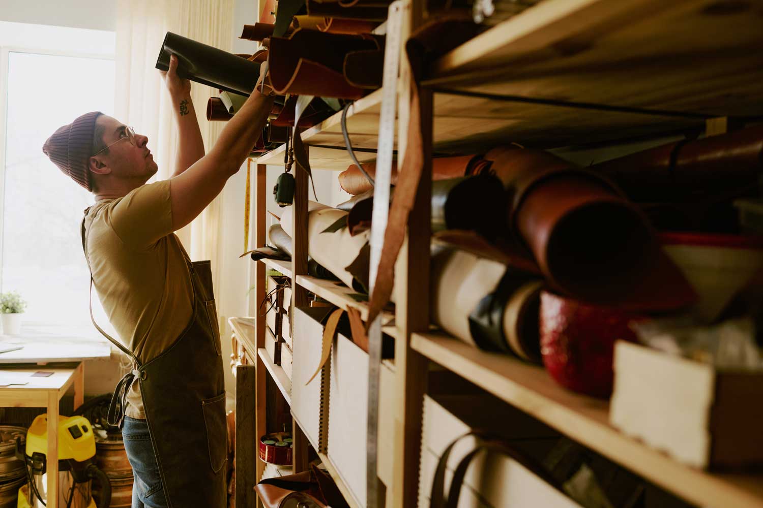 Handwerker-in-seinem-Lager